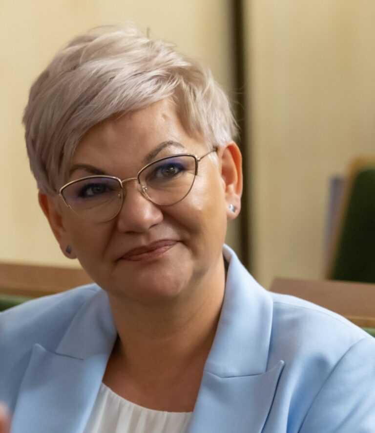 Zdjęcie przedstawia prof. dr hab. Joanna M. Moczydłowską