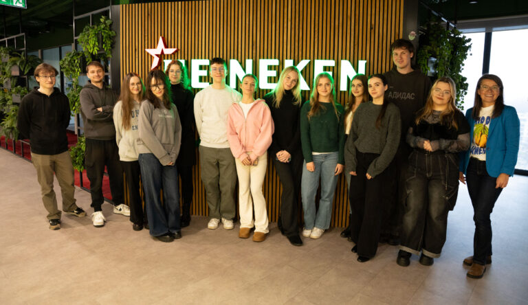Zdjęcie przedstawia studentów podczas wizyty w firmie Heineken